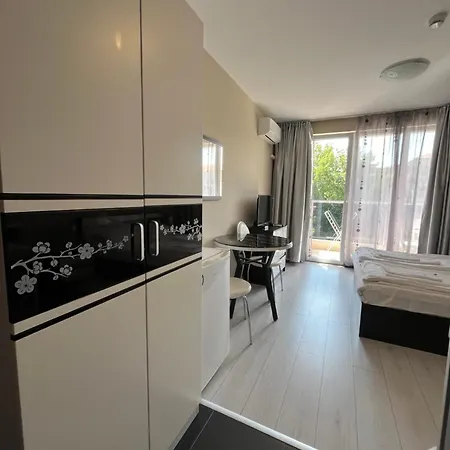 Admiral Plaza Colorful Apartman