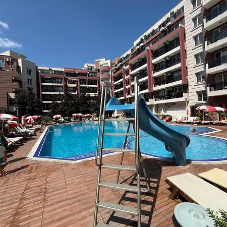 Admiral Plaza Colorful Apartman Napospart