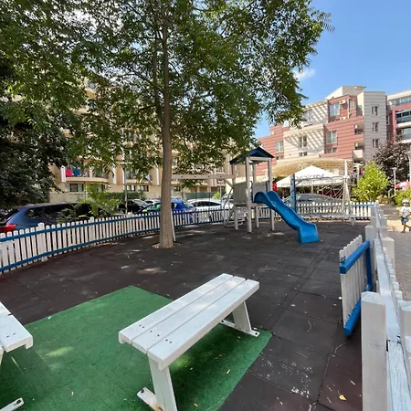 Admiral Plaza Colorful Apartman Napospart
