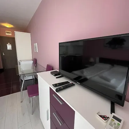 Admiral Plaza Colorful Apartman Napospart