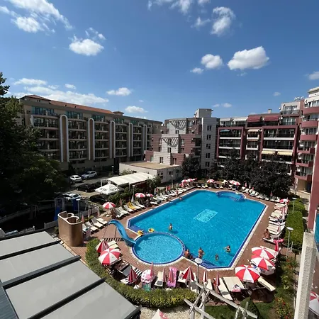 Admiral Plaza Colorful Apartman